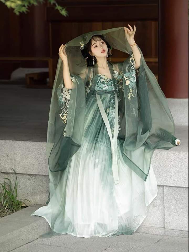 Blue Hanfu Fashion in Autumn Winter:A Blend of Tradition and Elegance Blue Hanfu Fashion in Autumn Winter:A Blend of Tradition and Elegance