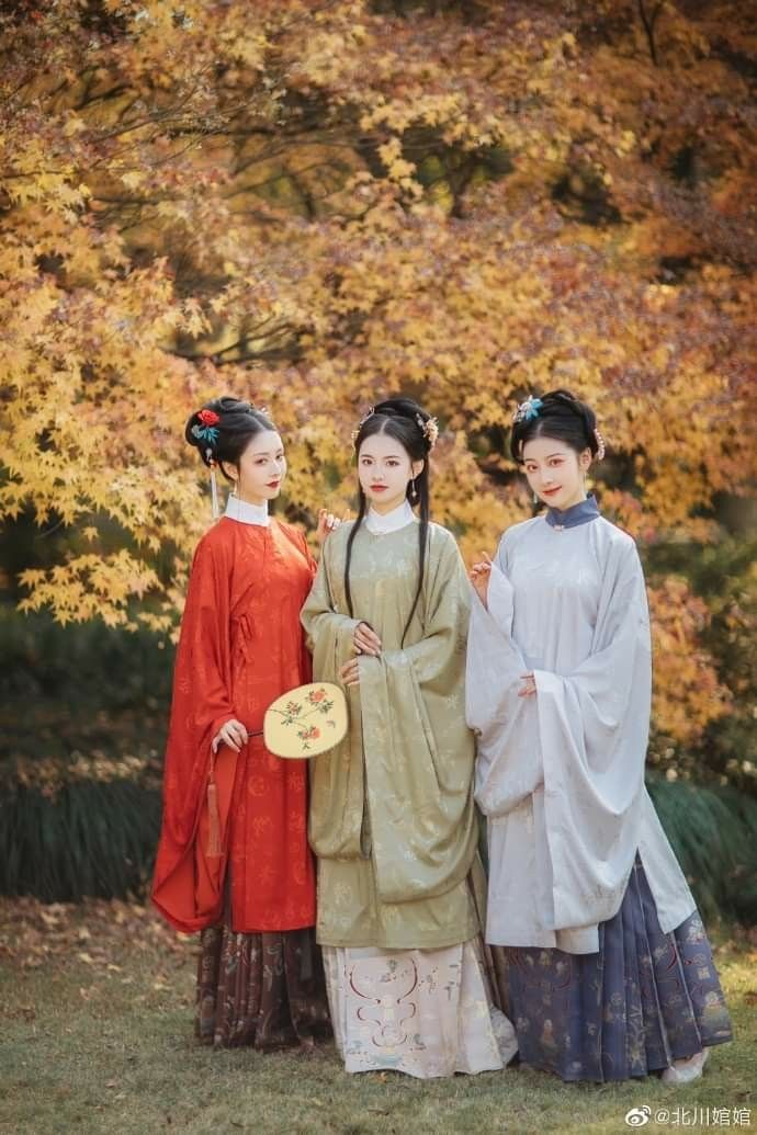 Elegant Glamour of Sleeveless Cheongsam:Embracing the Essence of Timeless Charm Elegant Glamour of Sleeveless Cheongsam:Embracing the Essence of Timeless Charm