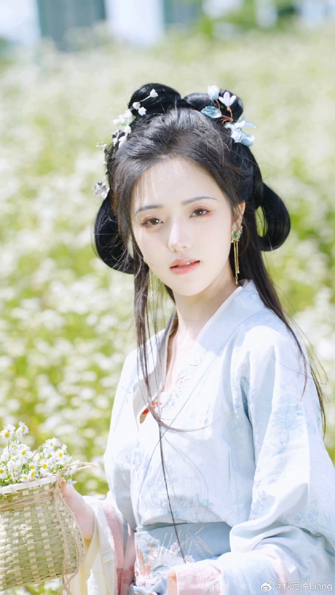 The Elegance of Long-Sleeve Cheongsam:A Cultural Icon of Chinese Traditional Clothing The Elegance of Long-Sleeve Cheongsam:A Cultural Icon of Chinese Traditional Clothing