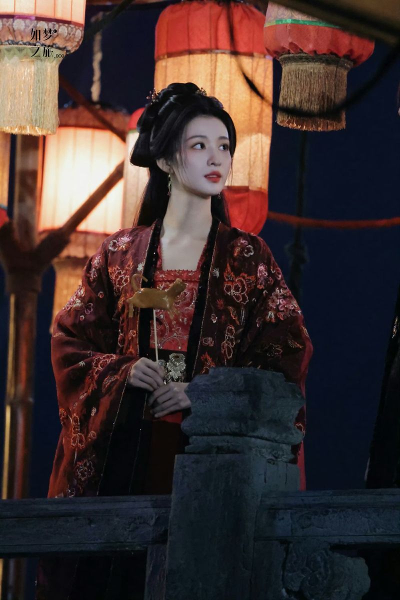 Reinventing the Classic:The Evolution of Hanfu Dress into a Stylish Waisted Dress