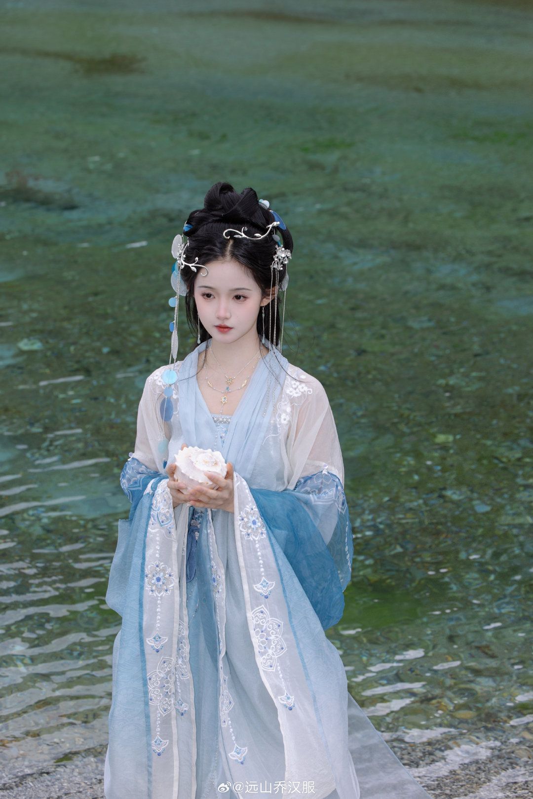 Latest Childrens Hanfu Fashion:Long-sleeved Hanbok for Girls Latest Childrens Hanfu Fashion:Long-sleeved Hanbok for Girls