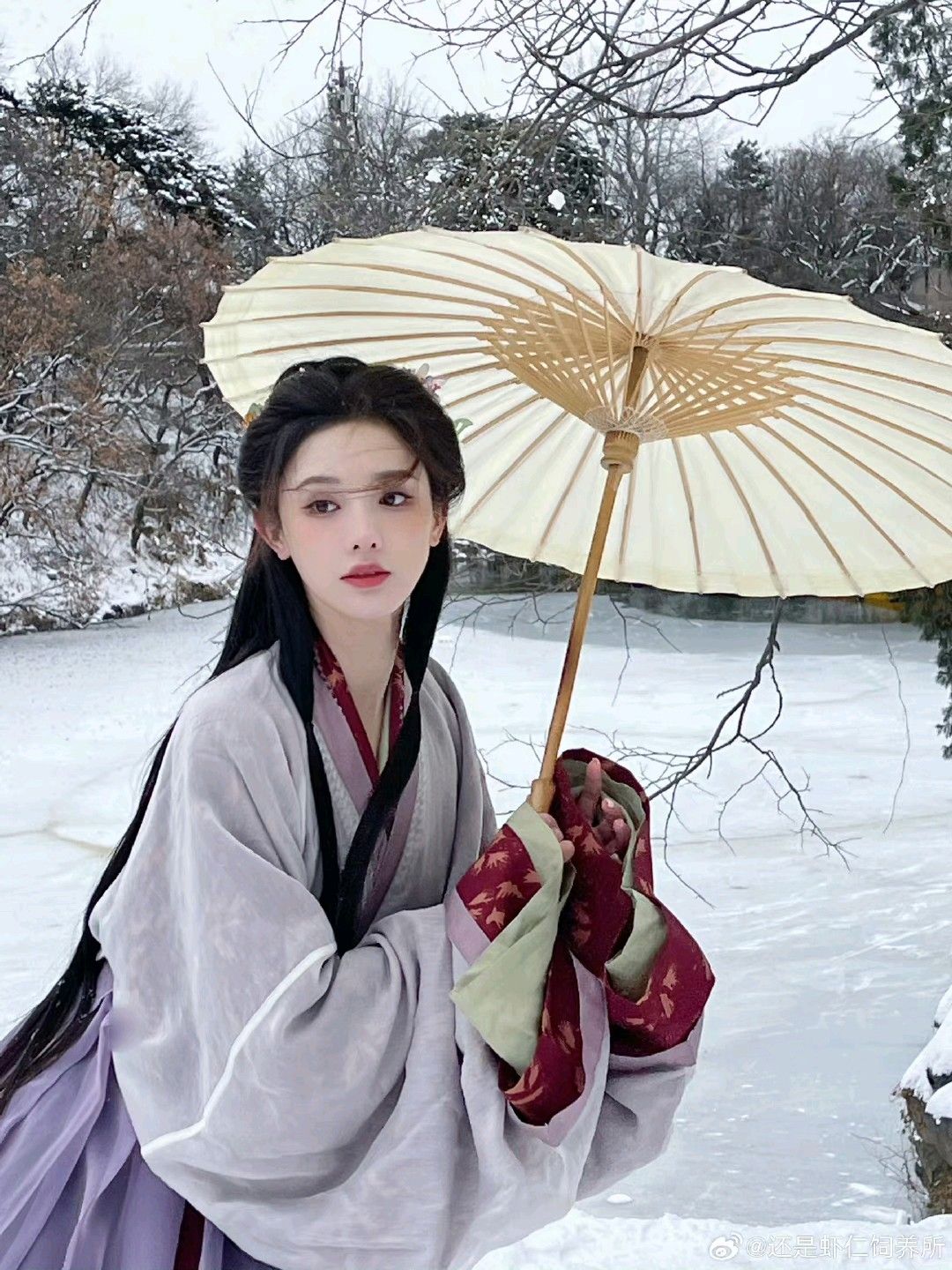 Hanfu and Oil-Paper Umbrellas:Embracing the Chinese Cultural Heritage Hanfu and Oil-Paper Umbrellas:Embracing the Chinese Cultural Heritage