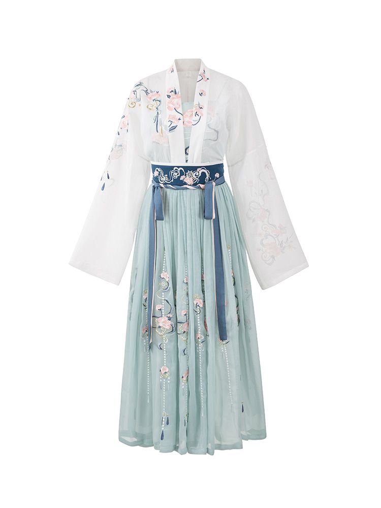 Pure and Chic:Streamers On-Camera Fashion with Traditional Cheongsam Pure and Chic:Streamers On-Camera Fashion with Traditional Cheongsam