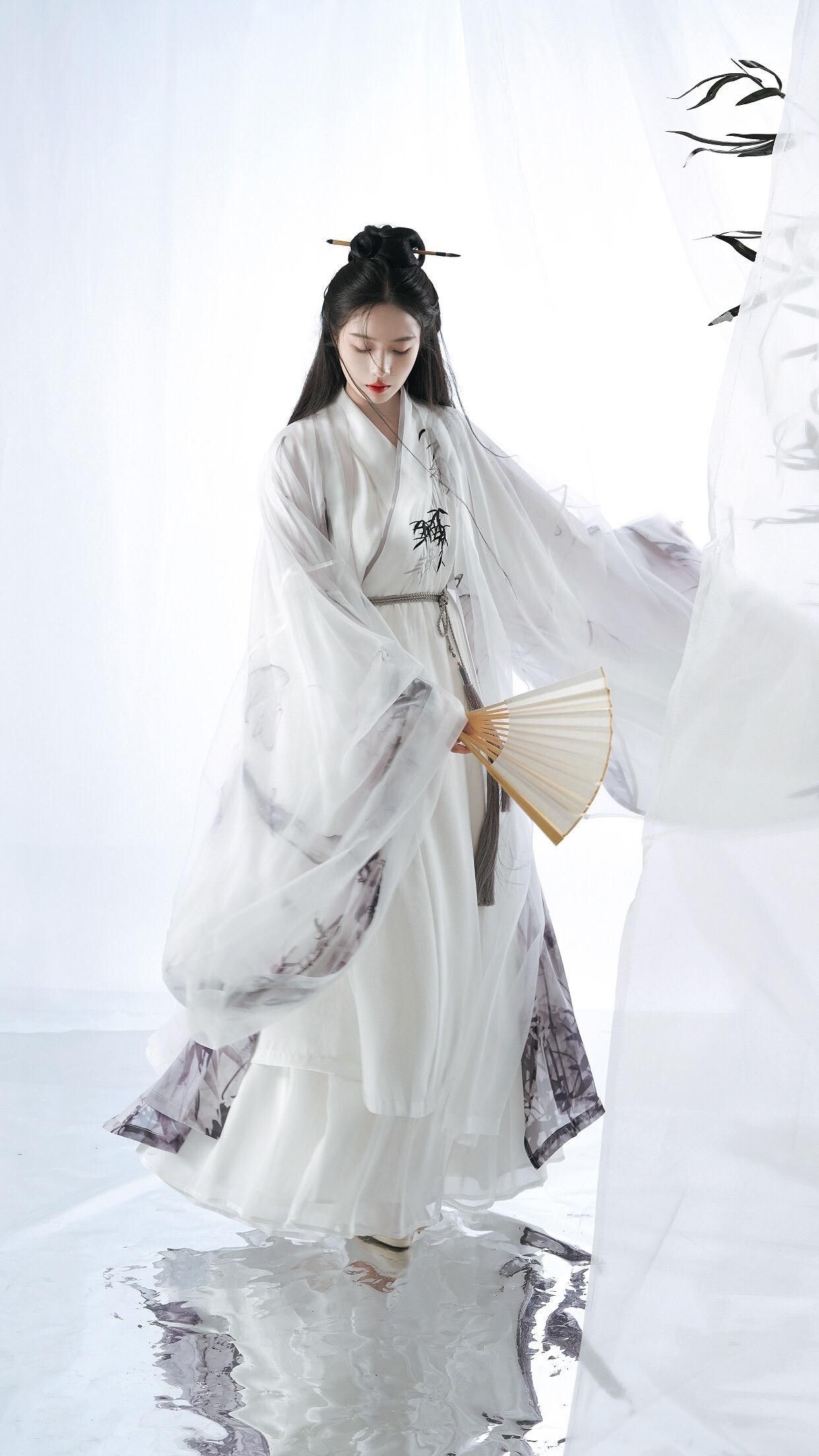 Reinventing the Classic Cheongsam:The Evolution of the Modernized Dress-Skirt