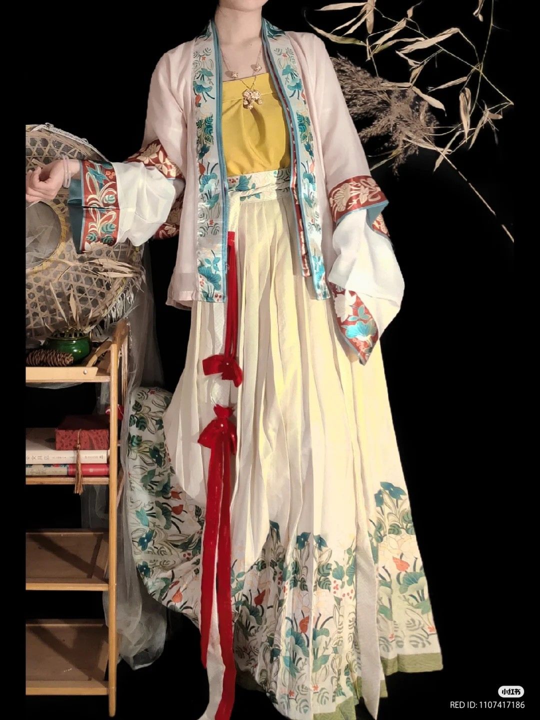 The Splendor of螺母镶嵌马面裙:古老工艺与现代时尚的交融 The Splendor of螺母镶嵌马面裙:古老工艺与现代时尚的交融
