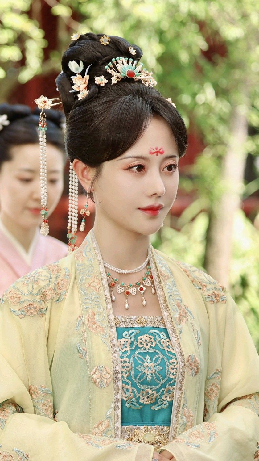 Summer Cheongsam Dress with V-neck:A Blend of Tradition and Modern Elegance Summer Cheongsam Dress with V-neck:A Blend of Tradition and Modern Elegance