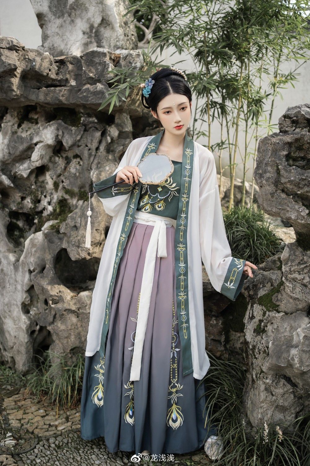 Ethereal Elegance:The Charm of Yinuo with a Black Horseface Skirt Ethereal Elegance:The Charm of Yinuo with a Black Horseface Skirt