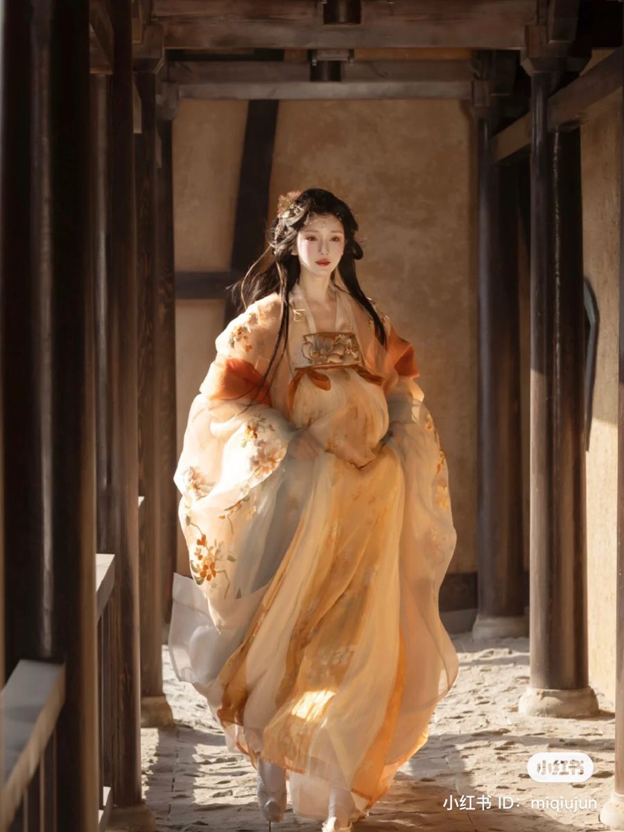 The Charm of Waist-Length Hanfu:A Short Tale of the Elegant汉服女装 The Charm of Waist-Length Hanfu:A Short Tale of the Elegant汉服女装
