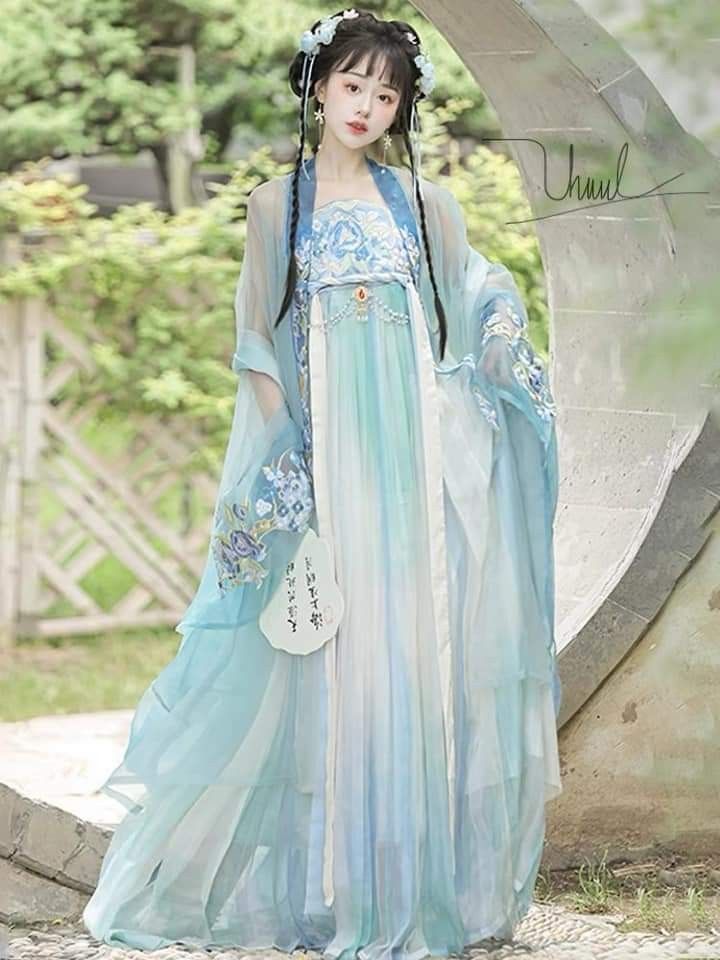 A Purple Hanfu Girl in Autumn Winter:The Splendor of Traditional Elegance A Purple Hanfu Girl in Autumn Winter:The Splendor of Traditional Elegance