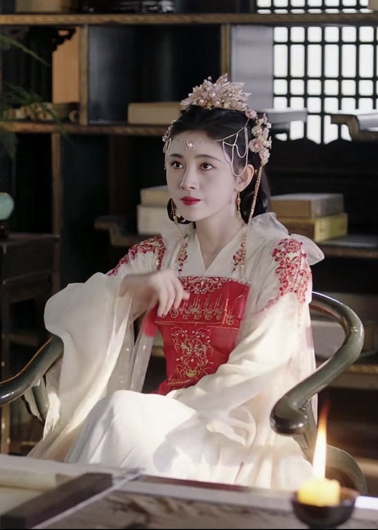 The Splendid Beauty of Hanfu:The Story of Falling Fish The Splendid Beauty of Hanfu:The Story of Falling Fish