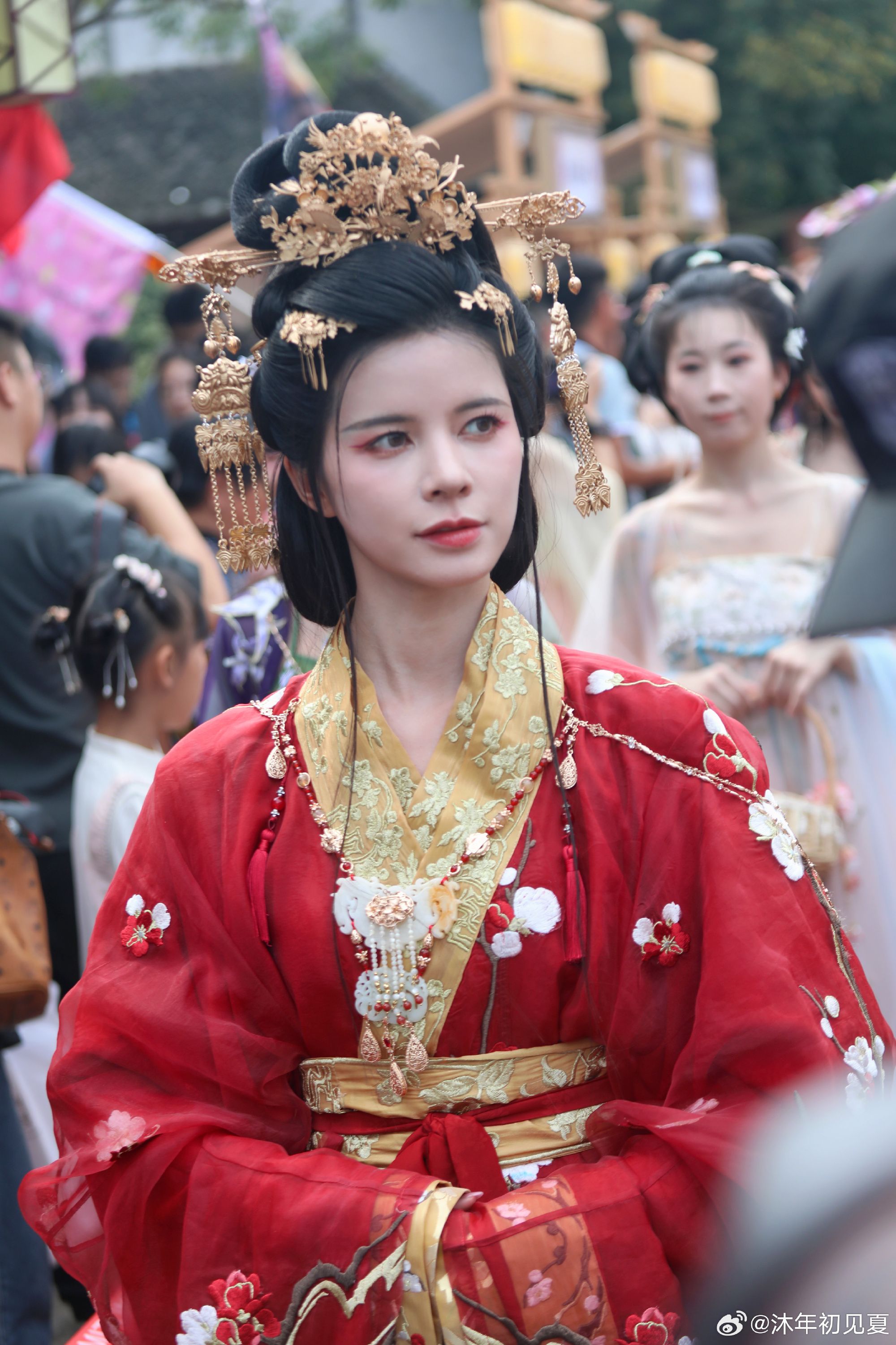 Golden Horseface Skirt Ensemble:A Glittering Blend of Tradition and Elegance Golden Horseface Skirt Ensemble:A Glittering Blend of Tradition and Elegance