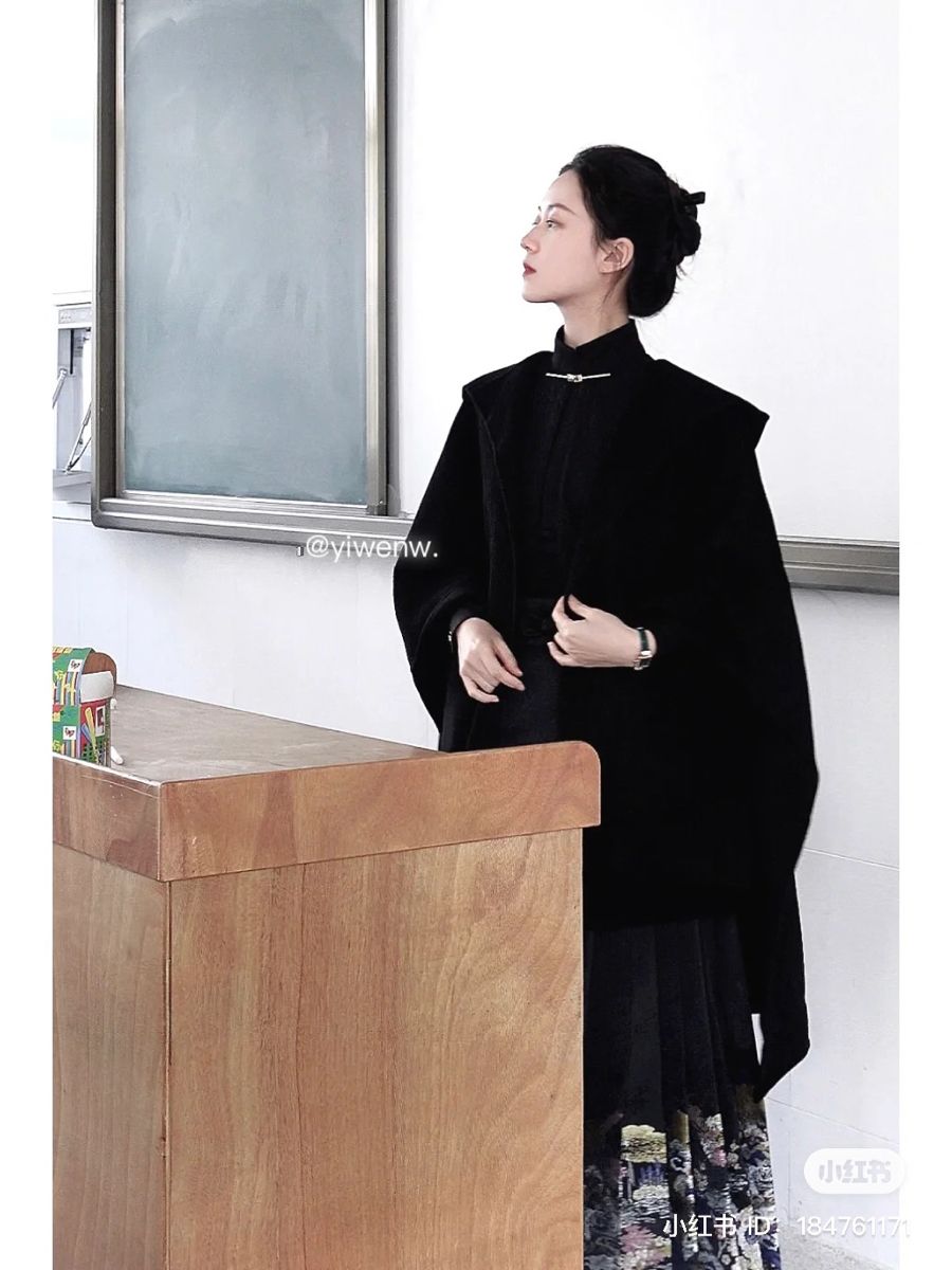Autumn Qipao Revamp:The Youthful Girl in Traditional Elegance
