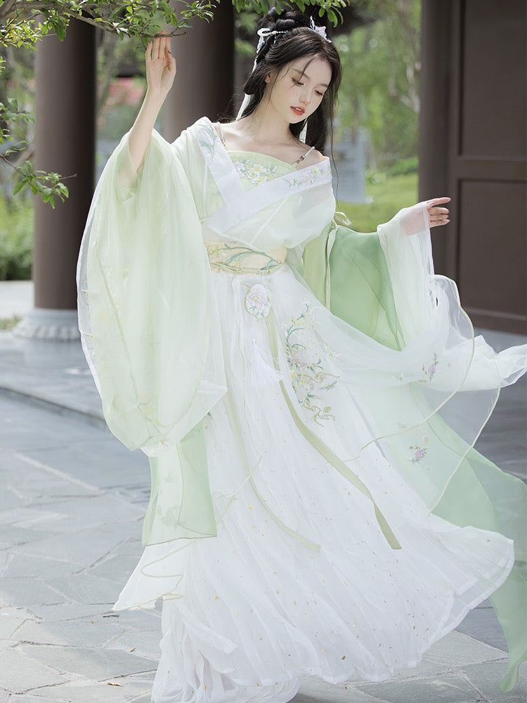 Innovative Hanfu-Style Dress Set:A Modernized Version of Traditional Chinese Elegance Innovative Hanfu-Style Dress Set:A Modernized Version of Traditional Chinese Elegance