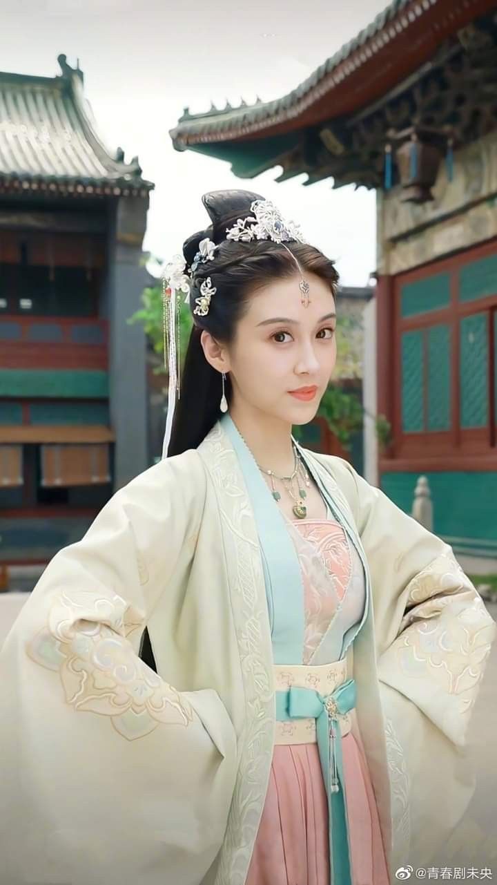 The Enchantment of a Deep Red Cheongsam:A Symbol of Elegance and Tradition The Enchantment of a Deep Red Cheongsam:A Symbol of Elegance and Tradition