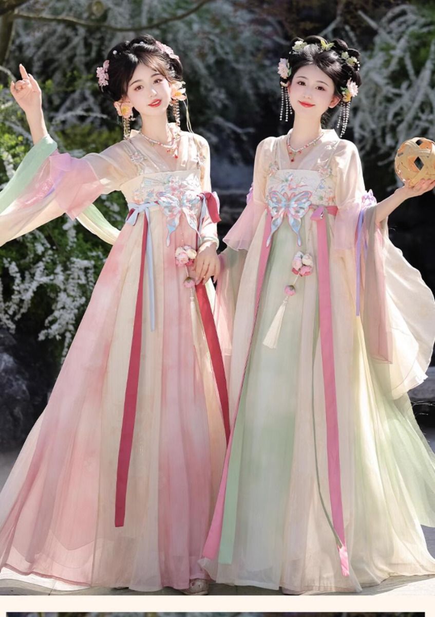 New Years Celebration in Traditional Hanfu Costumes:A Girls Tang Suit Journey New Years Celebration in Traditional Hanfu Costumes:A Girls Tang Suit Journey