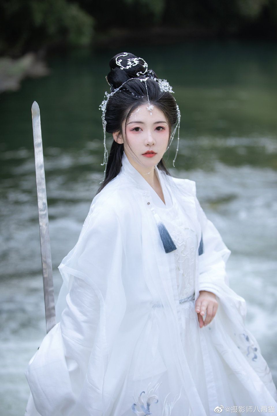 The Story of an 11-Year-Old Girl in Traditional Hanfu Costume in Grade Three The Story of an 11-Year-Old Girl in Traditional Hanfu Costume in Grade Three