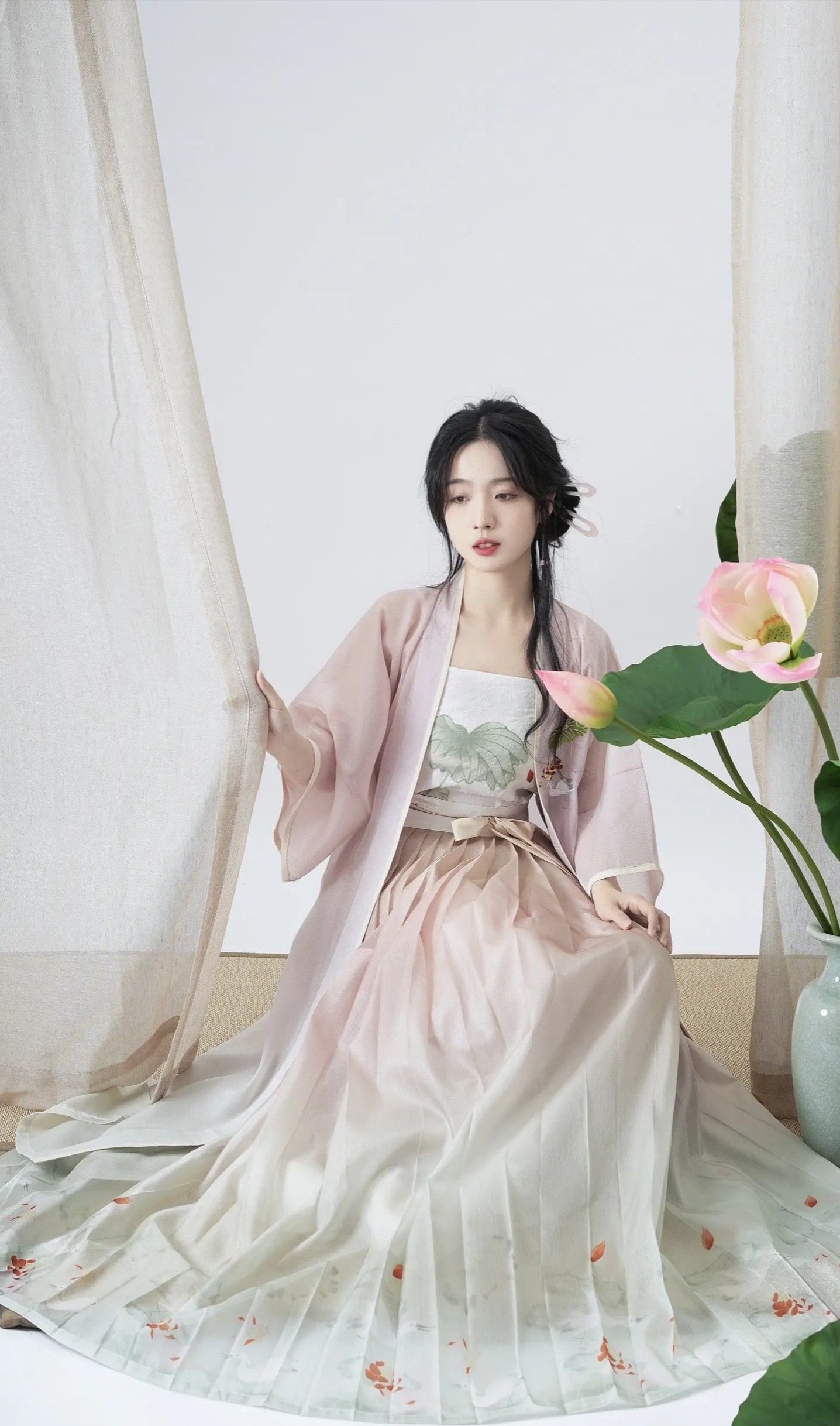 A Summer Enchantment:The Ancient Beauty of a Girl in Hanfu Fashion A Summer Enchantment:The Ancient Beauty of a Girl in Hanfu Fashion