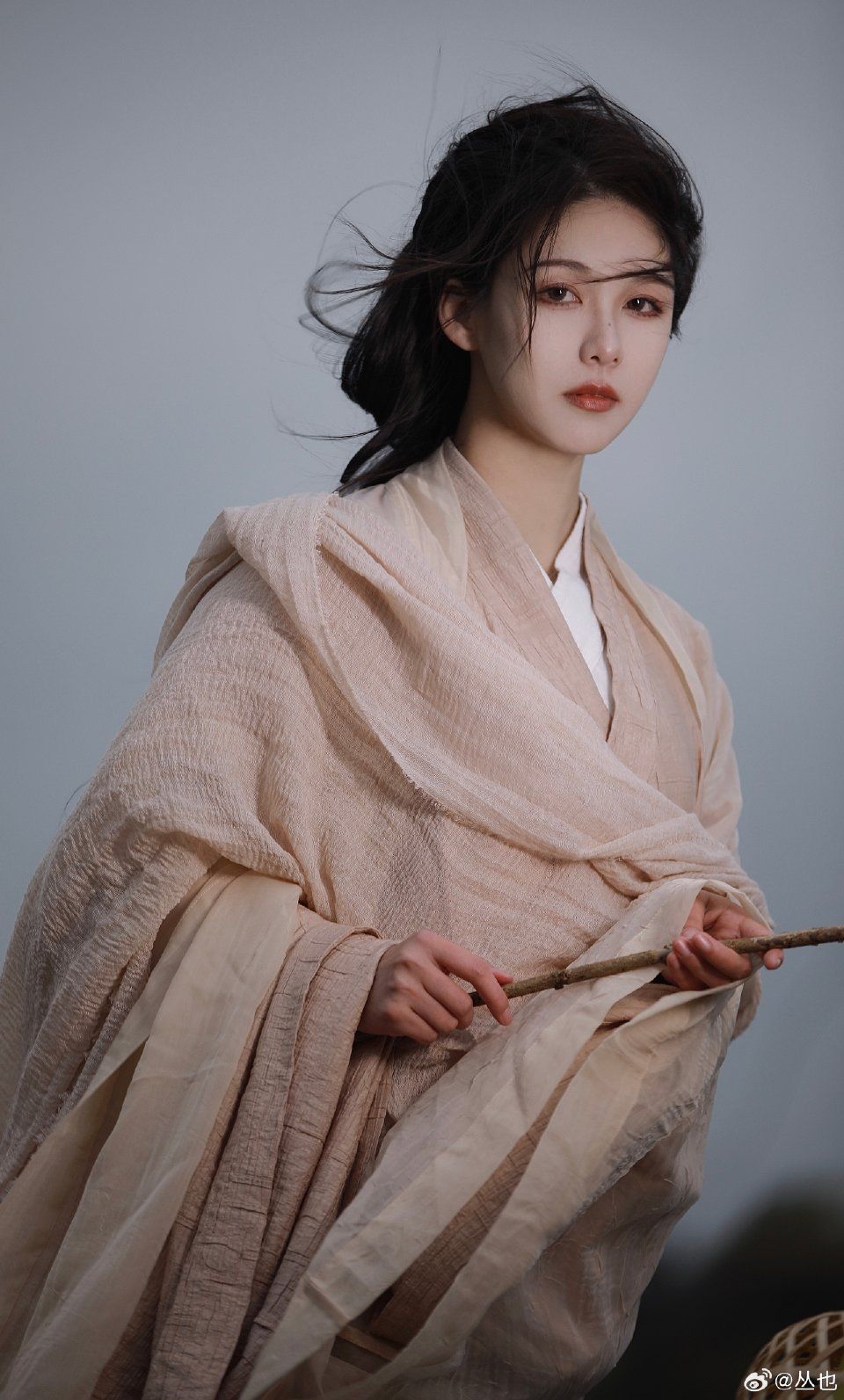White Shoes and Cheongsam:A Fashionable Fusion of Traditional and Modern Elegance White Shoes and Cheongsam:A Fashionable Fusion of Traditional and Modern Elegance