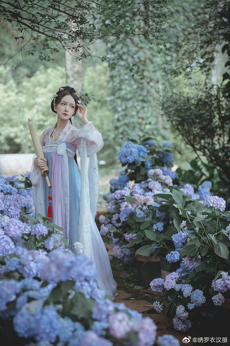 Reimagining the Cheongsam for Spring-Autumn:Modernizing the Classic with Modern Flair