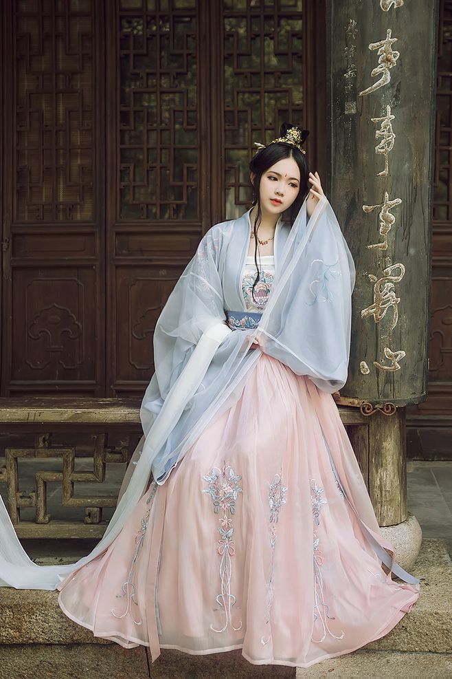 The Splendor of Xiuxin Robes:The Cultural Significance of Cheongsam Fashion The Splendor of Xiuxin Robes:The Cultural Significance of Cheongsam Fashion