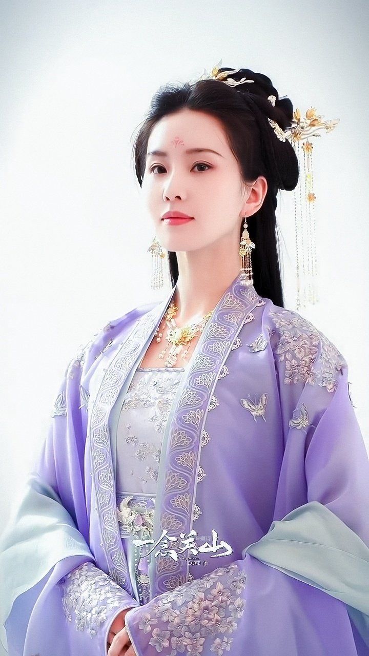 A Tale of a Pink Hanfu Fan:Embracing Traditional Elegance