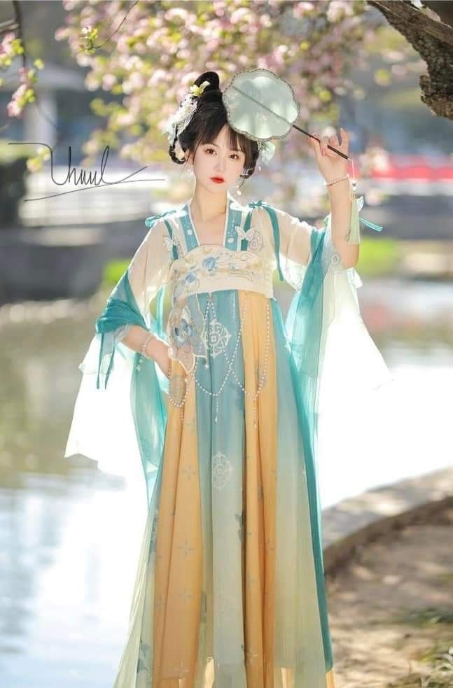 Embracing Modernity in a Youthful Qipao Revamp