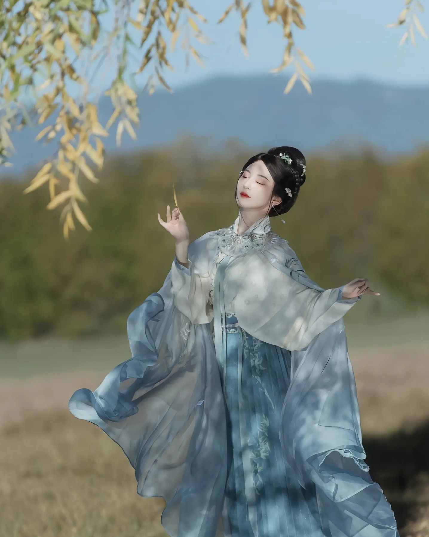 The Softness of Hanfu Fabrics:A Journey into the World of Traditional Chinese Textiles The Softness of Hanfu Fabrics:A Journey into the World of Traditional Chinese Textiles