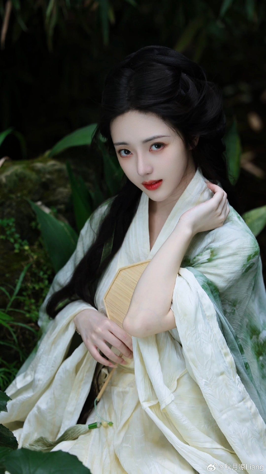 Embroidered Cheongsam Accessories:The Charms of a Yajin Jade Embroidered Cheongsam Accessories:The Charms of a Yajin Jade