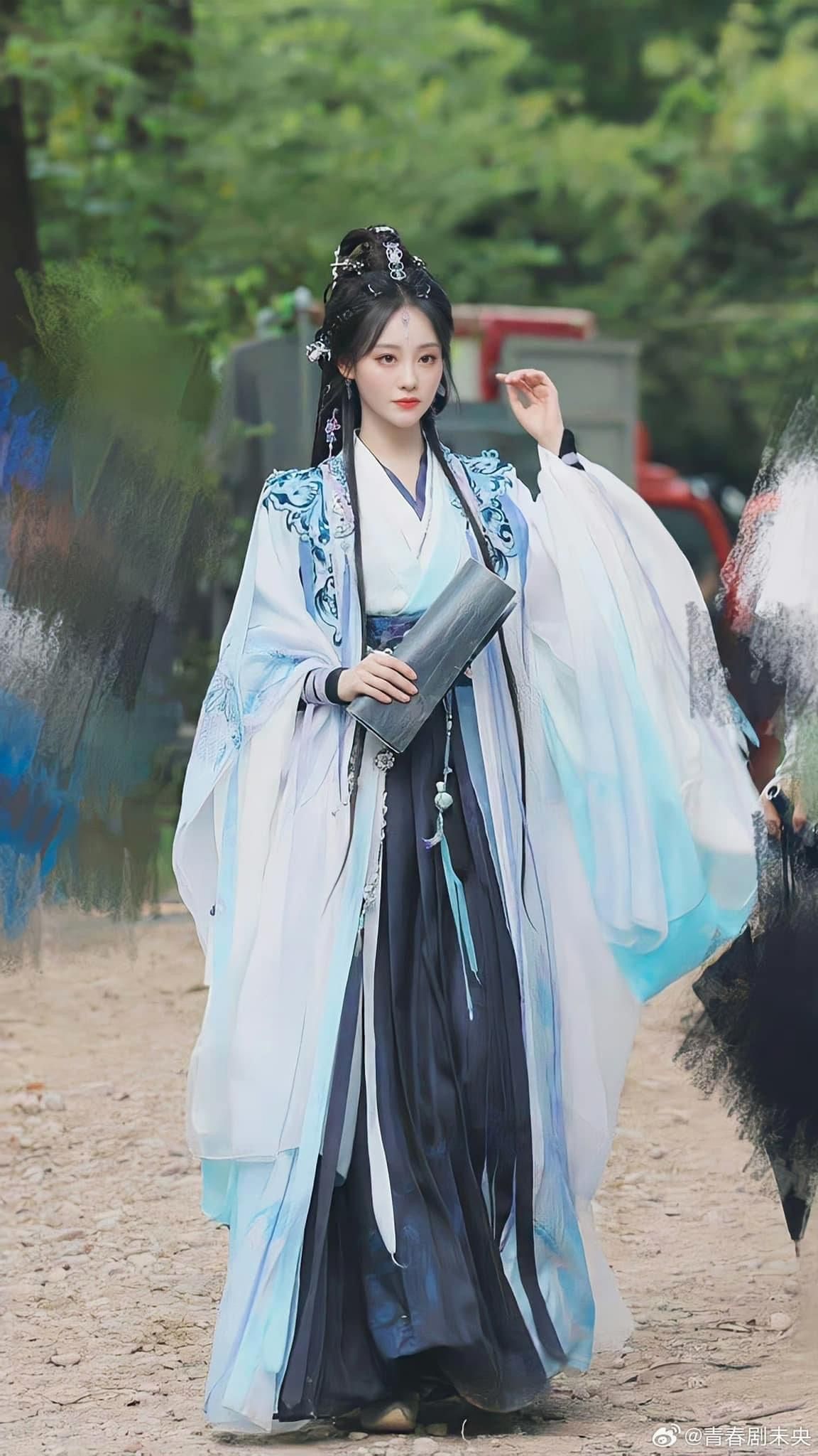 Embroidery Bags and Hanfu:A Blend of Tradition and Modernity Embroidery Bags and Hanfu:A Blend of Tradition and Modernity