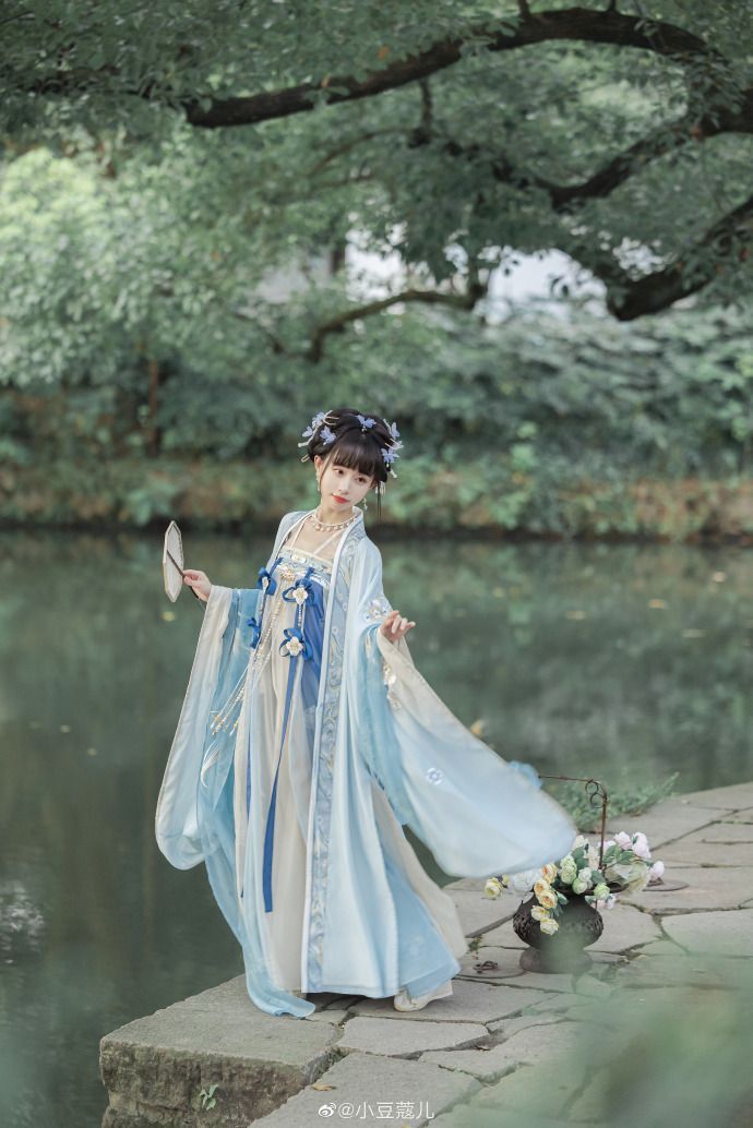 Embracing Winter in a New-Style Chinese Cheongsam:A Daily Wear Guide Embracing Winter in a New-Style Chinese Cheongsam:A Daily Wear Guide