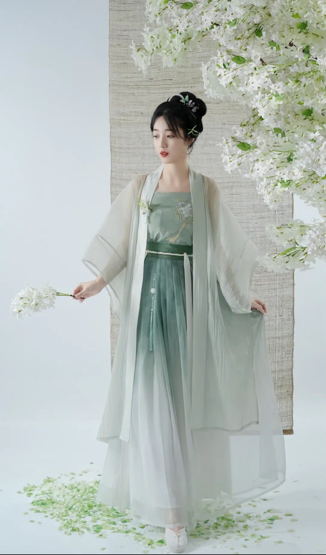Slimming-Effect Hanfu Costumes for Women:How to Hide and Shape Your Bodys Imperfections Slimming-Effect Hanfu Costumes for Women:How to Hide and Shape Your Bodys Imperfections