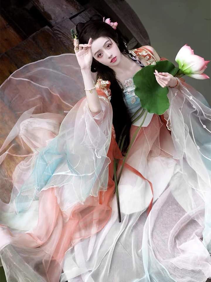 The Revival of Cheongsam and Cloth Fan:The Story of a姨太太 The Revival of Cheongsam and Cloth Fan:The Story of a姨太太