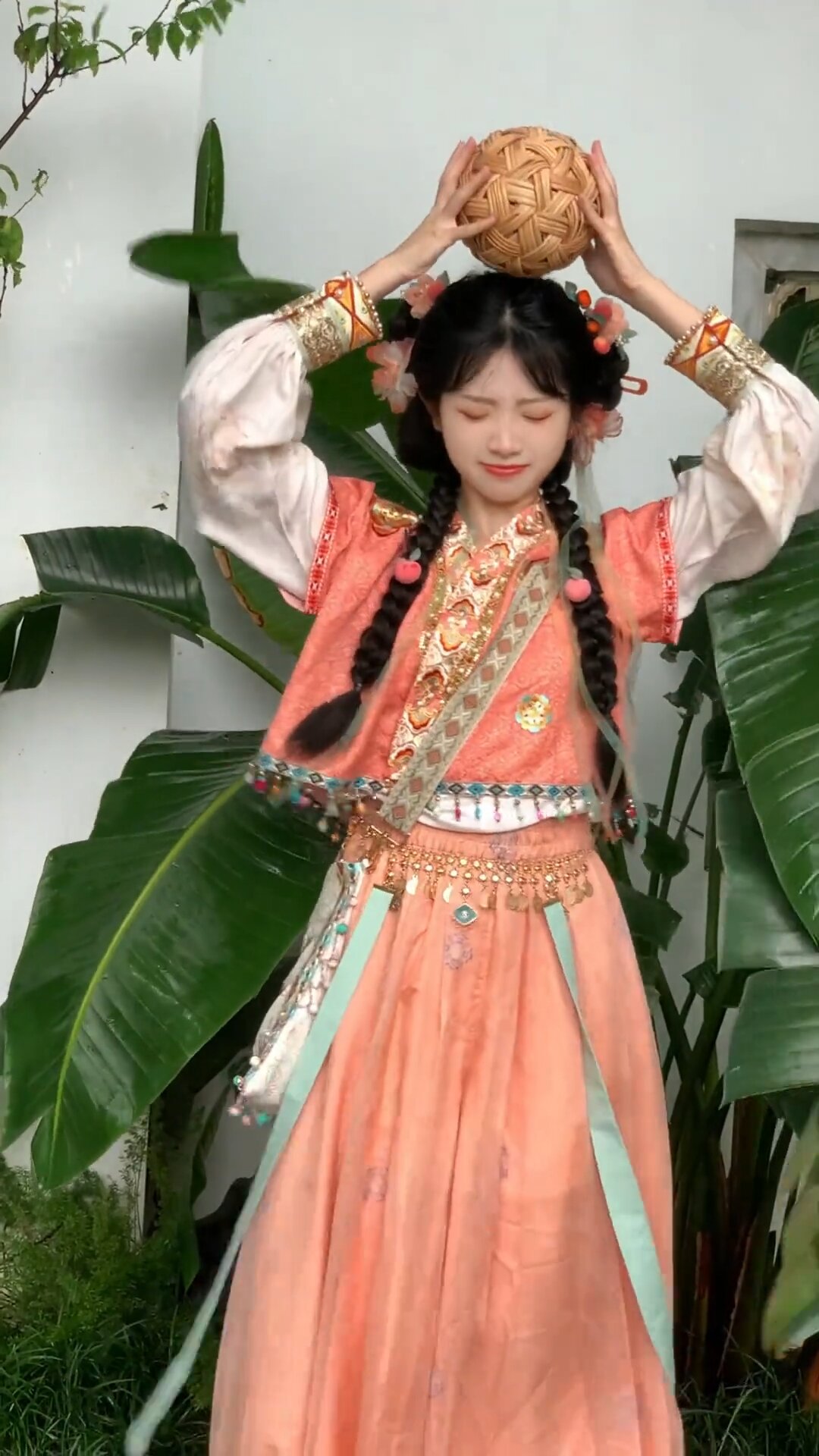 The Mamens Skirt and its Hand-held Props:A Cultural Exploration The Mamens Skirt and its Hand-held Props:A Cultural Exploration
