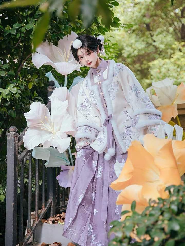 The Exclusive Hanger for the Traditional Chinese Horseface Skirt The Exclusive Hanger for the Traditional Chinese Horseface Skirt