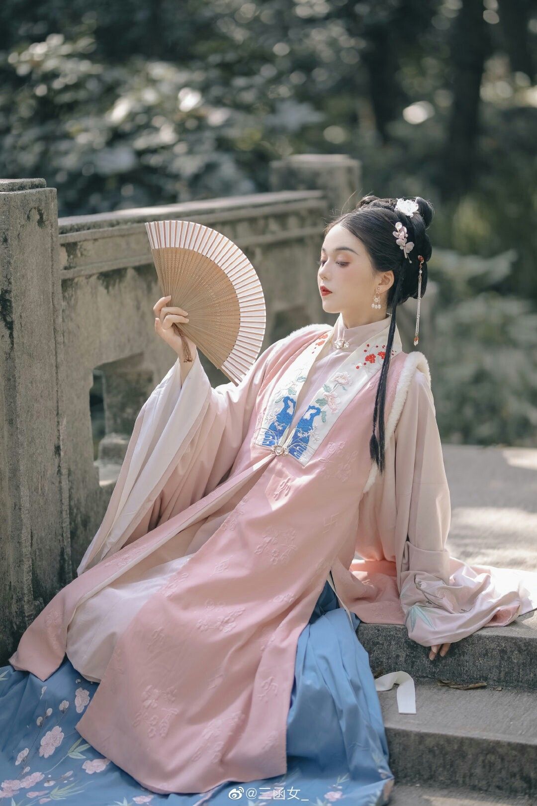 The Charm of Cheongsam-Style Knitted Cardigans:A Blend of Tradition and Modernity The Charm of Cheongsam-Style Knitted Cardigans:A Blend of Tradition and Modernity