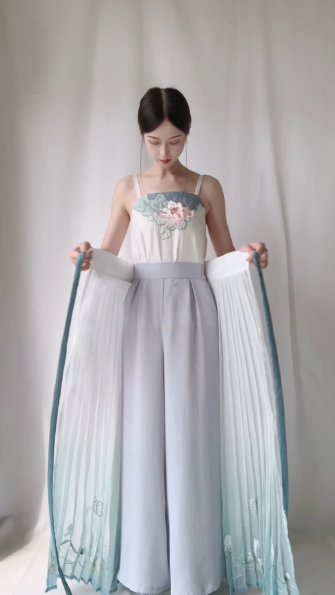 Traditional Chinese Style Horseface Skirt for Little Girls:The Essence of National Fashion Traditional Chinese Style Horseface Skirt for Little Girls:The Essence of National Fashion