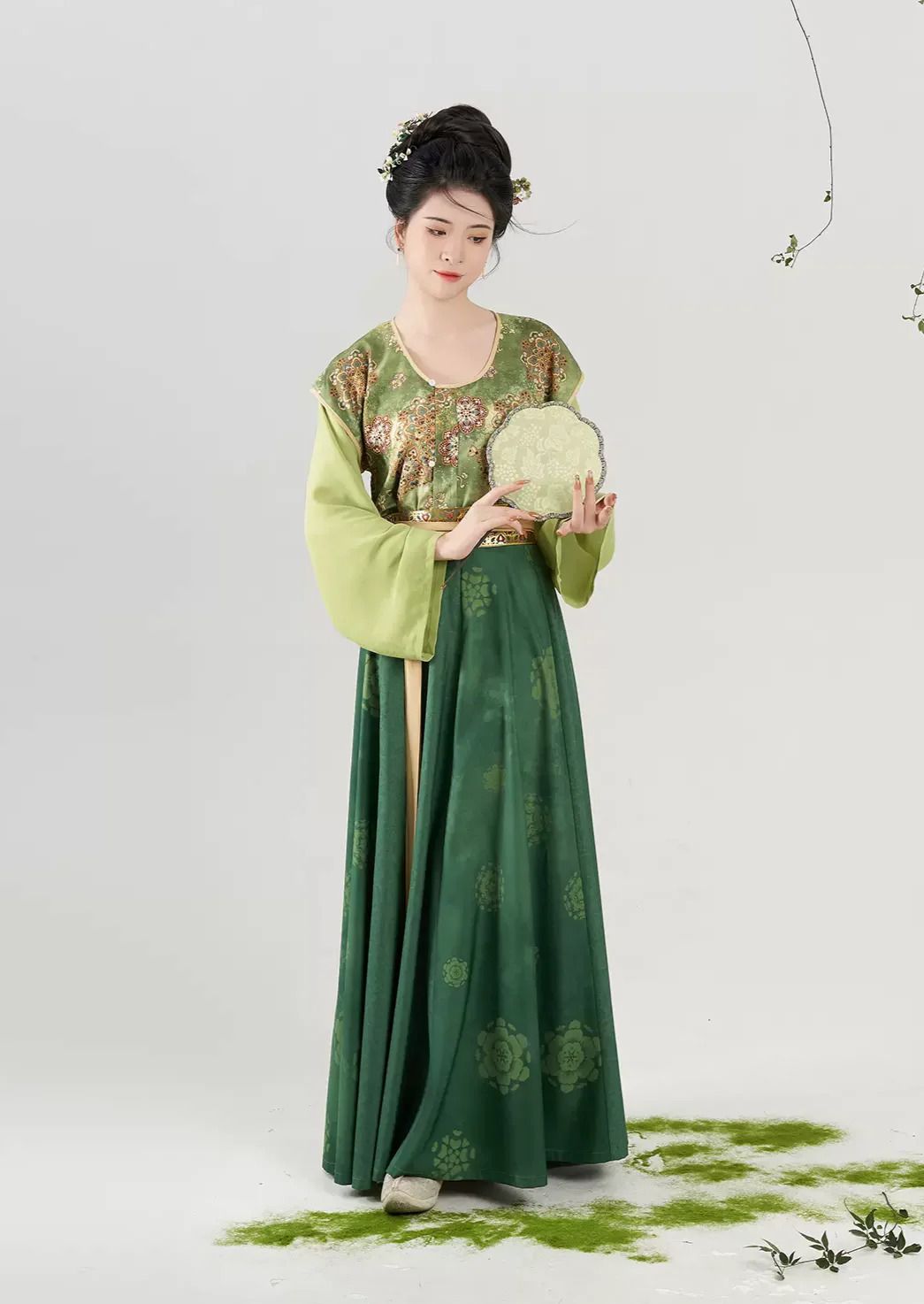 The Allure of Hanfu Fashion in The Untamed:A Study of the汉服女 Character The Allure of Hanfu Fashion in The Untamed:A Study of the汉服女 Character