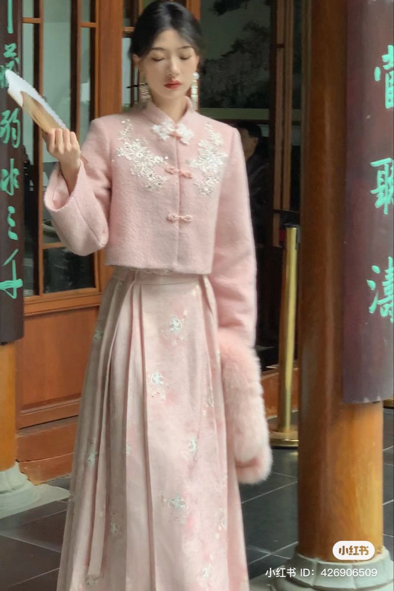 Hanfu Oil-Paper Umbrellas:A Rain-Defying Fashion Statement