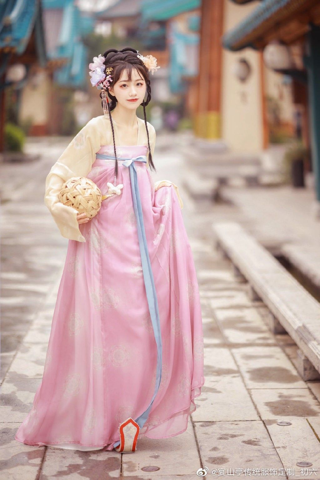 Bright as the Moon:The Union of Traditional Elegance and Modern Charm in Changyue Jinming联名汉服