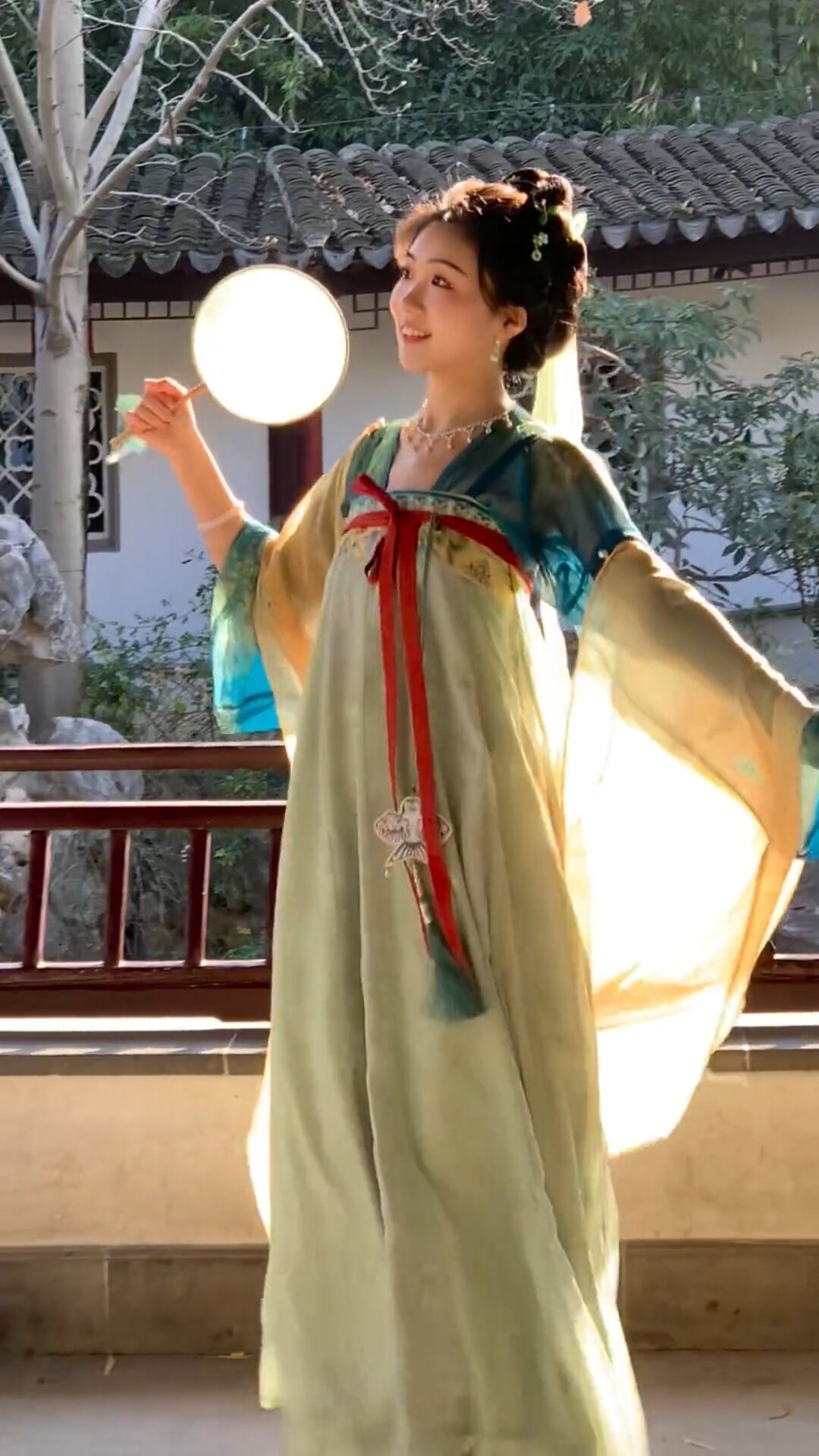 Summer Elegance in Hanfu:The Fairy-like Beauty of Women in Cloud-like Attire Summer Elegance in Hanfu:The Fairy-like Beauty of Women in Cloud-like Attire