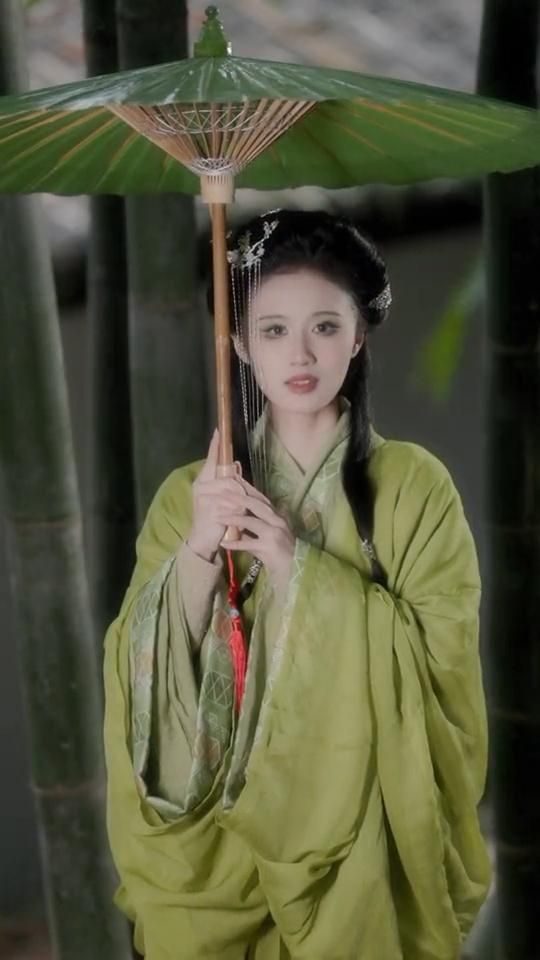 Daily Life of a Petite Adult Woman in Hanfu Fashion Daily Life of a Petite Adult Woman in Hanfu Fashion