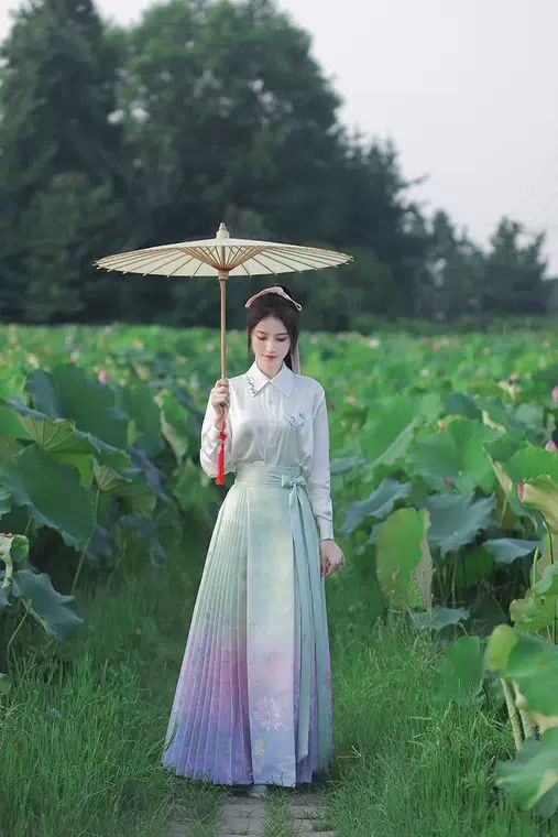 The Red Splendor of Hanfu for Chinese New Year The Red Splendor of Hanfu for Chinese New Year