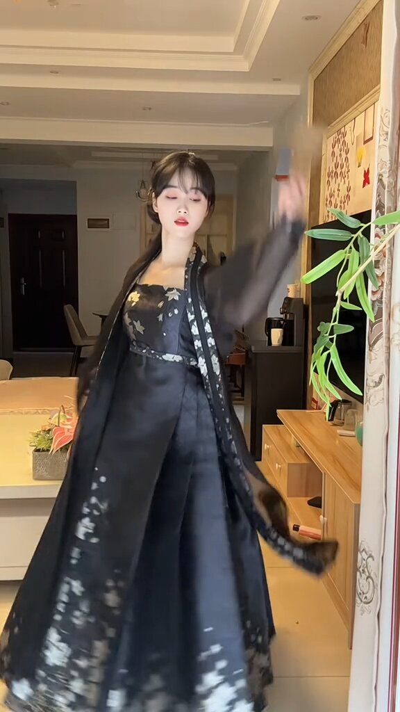 Ancient-Style Hair Accessories and Crowns in Traditional Chinese Hanfu Fashion Ancient-Style Hair Accessories and Crowns in Traditional Chinese Hanfu Fashion