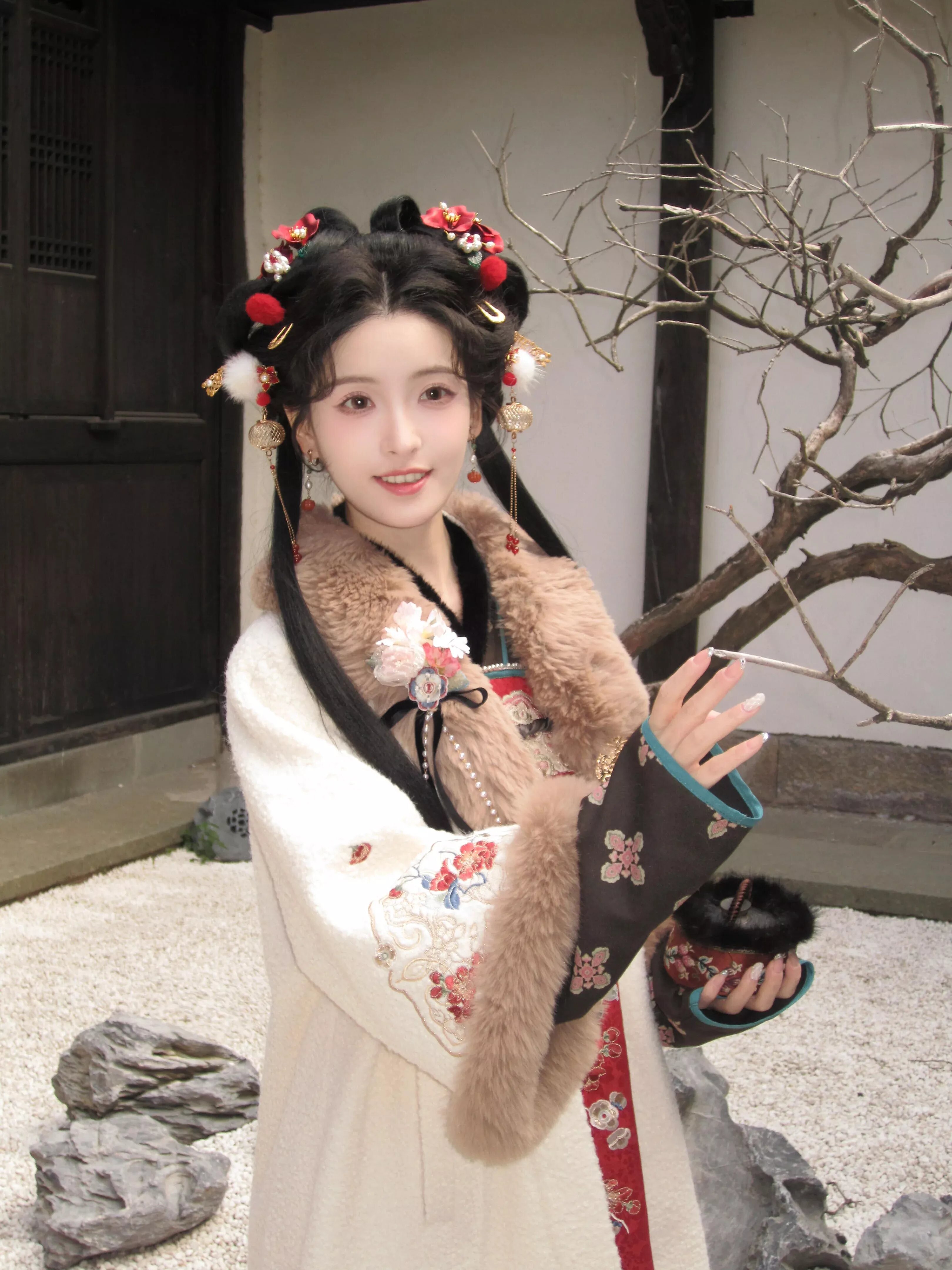 The Enchantment of Traditional Chinese Costumes:The Role of Fans in Hanfu Fashion The Enchantment of Traditional Chinese Costumes:The Role of Fans in Hanfu Fashion