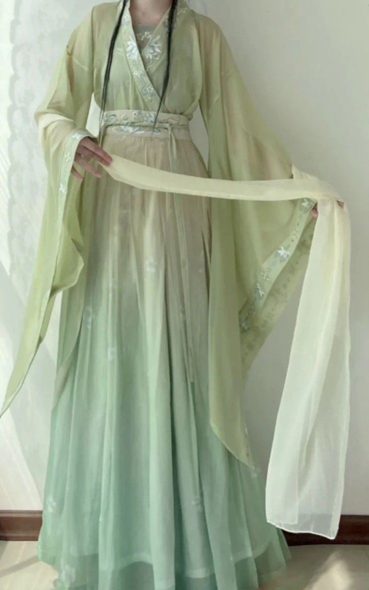 Starry Skies in Traditional Chinese Attire:The Evolution of Color in Hanfu Fashion