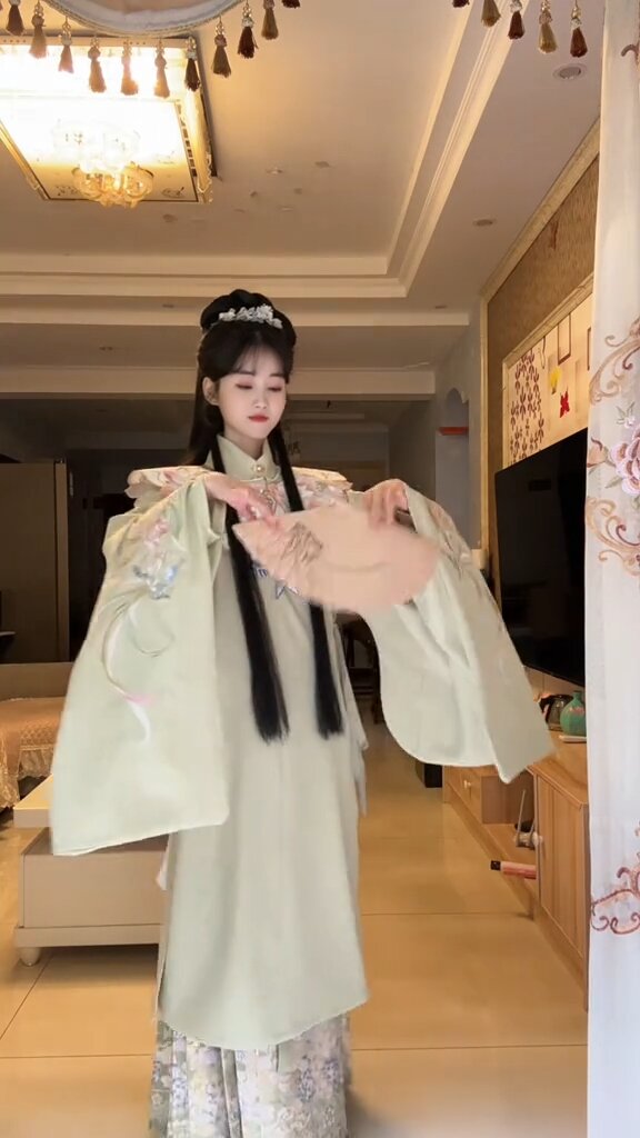 Girls T-shirt with Traditional Hanfu Short-sleeved Design:A Blend of Modernity and Antiquity Girls T-shirt with Traditional Hanfu Short-sleeved Design:A Blend of Modernity and Antiquity