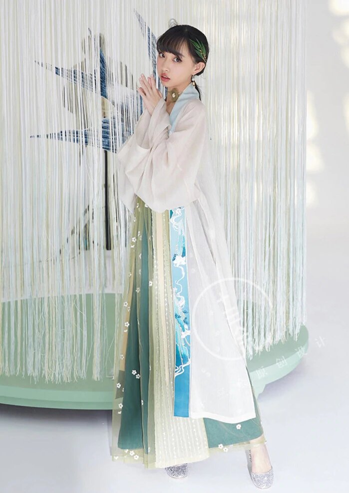The Southward Journey of Cheongsam:A Cultural Icons Evolution The Southward Journey of Cheongsam:A Cultural Icons Evolution