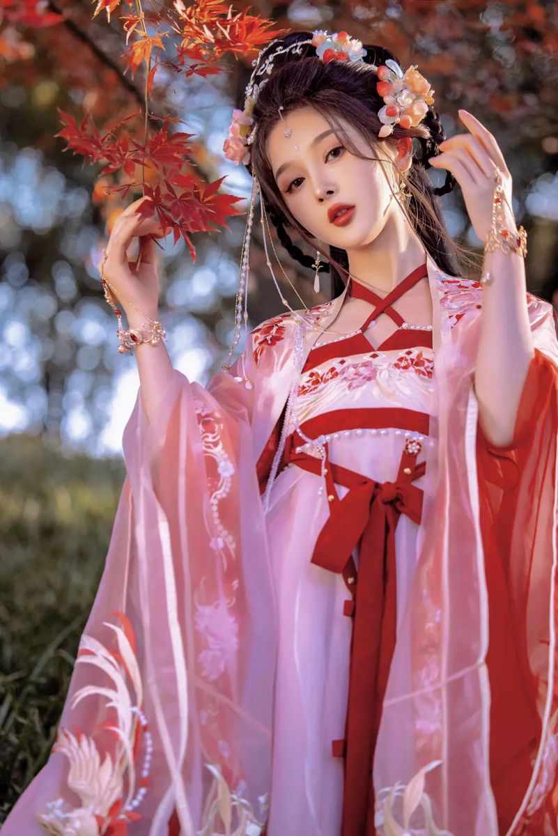 The Allure of Xiao Wan Xues Qipao:A Closer Look at the Traditional Elegance The Allure of Xiao Wan Xues Qipao:A Closer Look at the Traditional Elegance