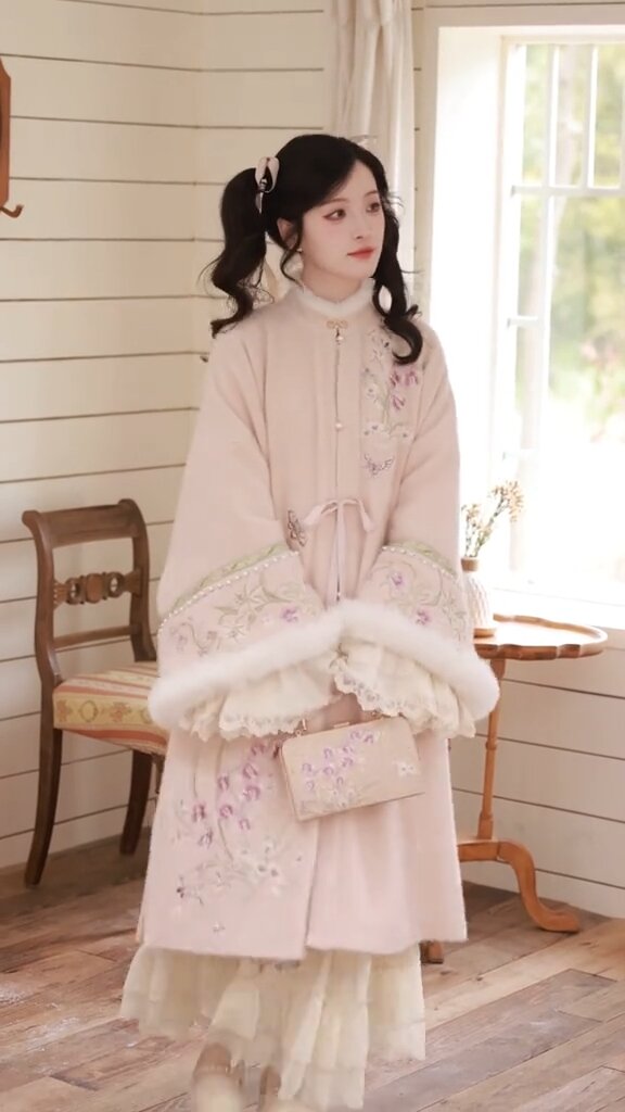 Reinventing Traditional Tang-Style Womens Medium-Length Jacket:A Blend of Modernity and Heritage Reinventing Traditional Tang-Style Womens Medium-Length Jacket:A Blend of Modernity and Heritage