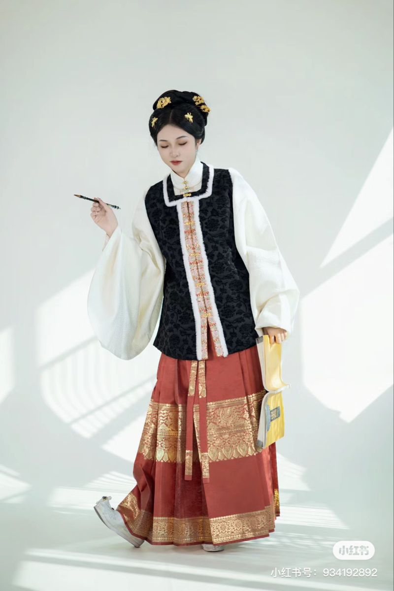 Embroidered Cheongsam:A Luxurious and Classy Symbol of Elegance Embroidered Cheongsam:A Luxurious and Classy Symbol of Elegance